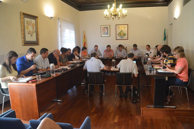 El ple aprova el cartipàs i redueix les retribucions dels electes del consistori un 6,8%