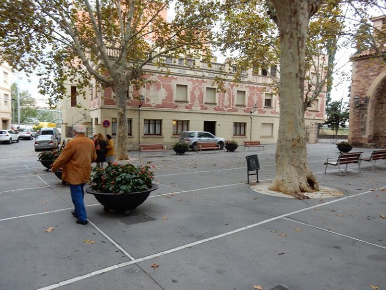 Millores a la plaça de l’Església per convertir-la en un espai funcional i polivalent