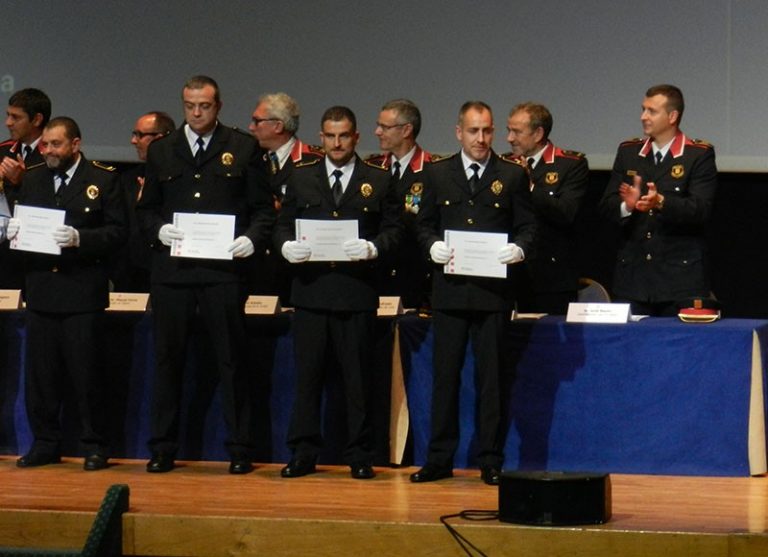 Dos caporals i un agent de la Policia Local són distingits pels Mossos en el Dia de les Esquadres