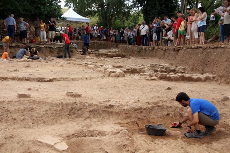 Uns 10 estudiants del Grau d’Arqueologia de la UB finalitzen les pràctiques a Santa Margarida