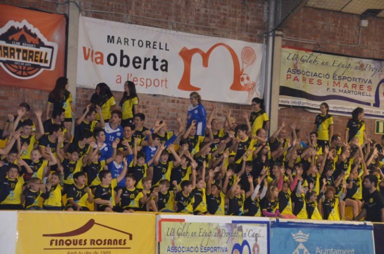 El Club Handbol Martorell presenta al Pavelló Esportiu Municipal els 22 equips del curs