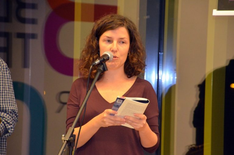 Núria Domènech presenta a la Biblioteca ‘Afonia’, el seu primer poemari negre sobre blanc