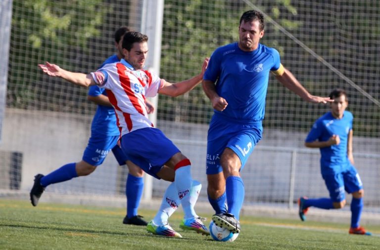 Doble triomf dels sèniors del CF Martorell, que fan via cap a la permanència amb tres punts