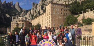 Una quarantena de persones a la 39a Pujada a Montserrat de la Penya Barcelonista Martorell Edició anterior de la pujada a Montserrat