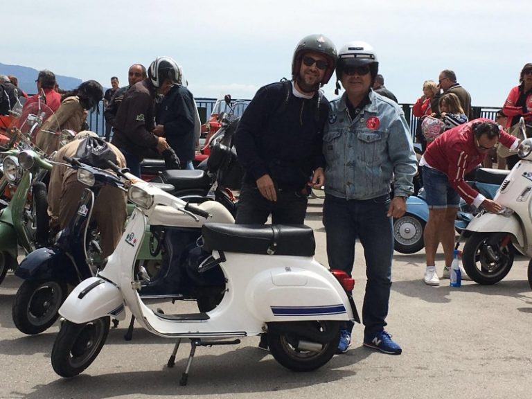 Una seixantena d’enamorats de la Vespa participen a la 8a pujada a Montserrat de l’AMCAM