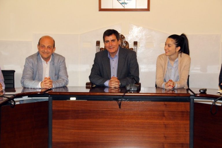 L’alcalde Xavier Fonollosa rep a l’Ajuntament la junta directiva del Club de Futbol Martorell