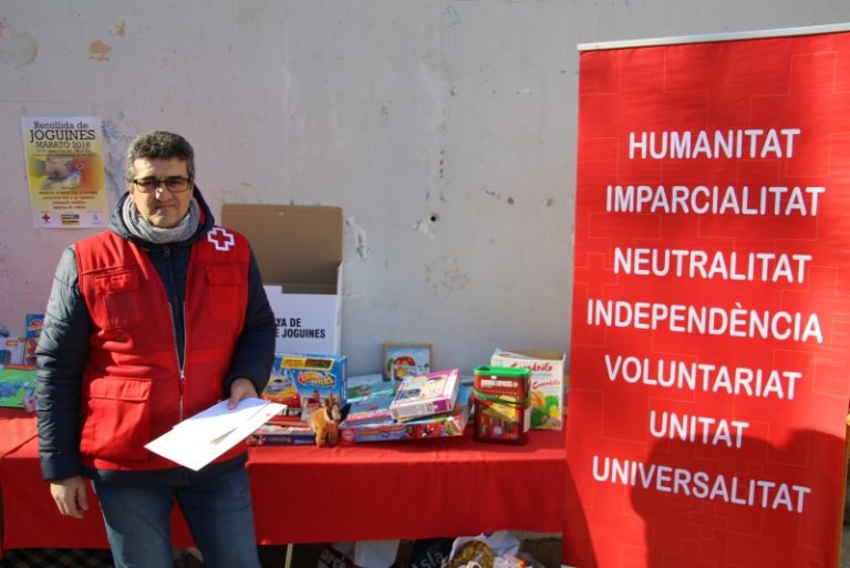 Unes 400 famílies del Baix Llobregat Nord rebran joguines de la mà de Creu Roja