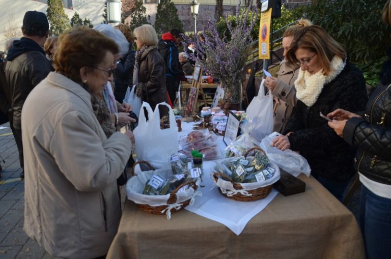La Fira de Santa Llúcia manté la tradició de l’escudella i incorpora el Tió de Nadal