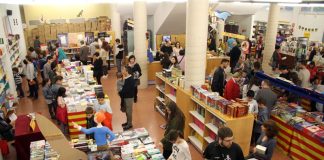 Bona afluència, malgrat la pluja, per celebrar Sant Jordi a l’entorn del Centre Cultural