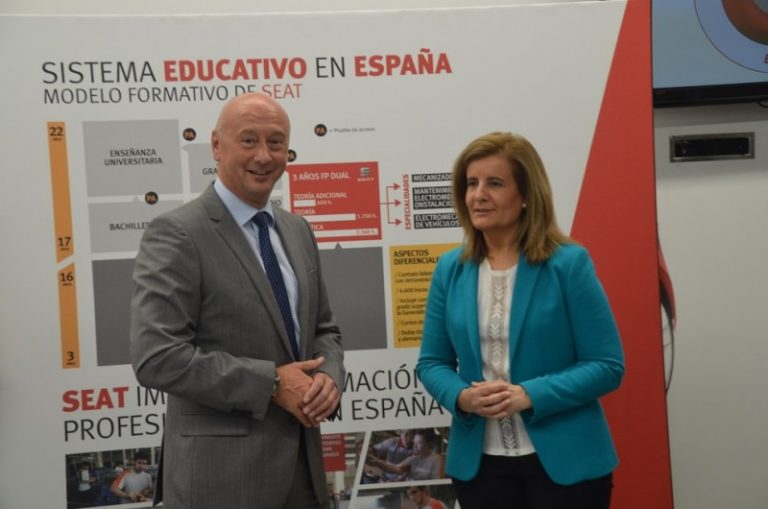 La ministra Báñez distingeix a Seat per facilitar l’accés dels joves al mercat laboral