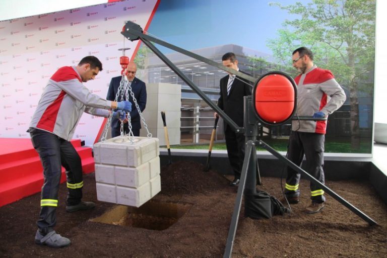 Seat posa la primera pedra d’un Centre de Salut per als empleats de Martorell
