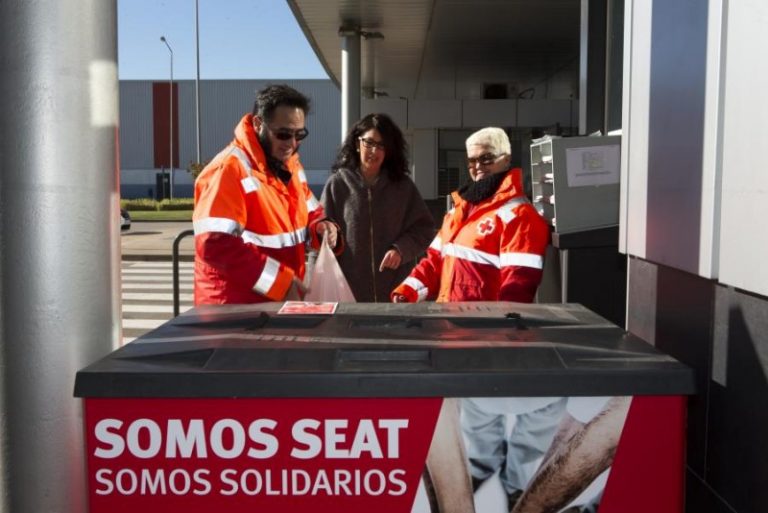 L’automobilística SEAT i els seus treballadors donen a Creu Roja 2,3 tones d’aliments i 180 joguines