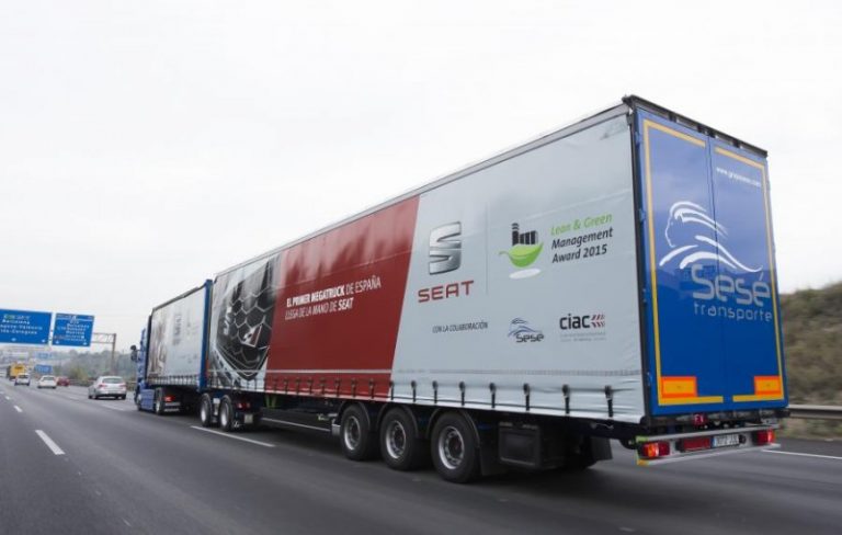 El ‘megatruck’ de Seat, un camió de 25 metres i 60 tones, ha fet avui el seu primer trajecte pilot