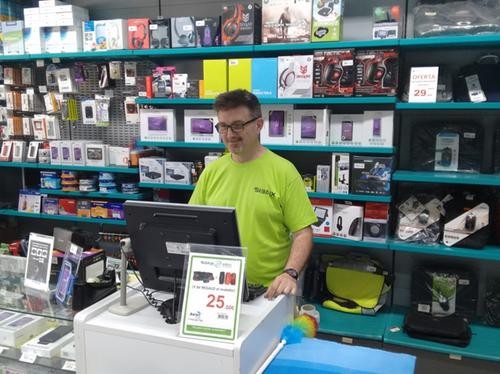 Alumnes del curs d’activitats de venda comencen les pràctiques a diferents empreses locals