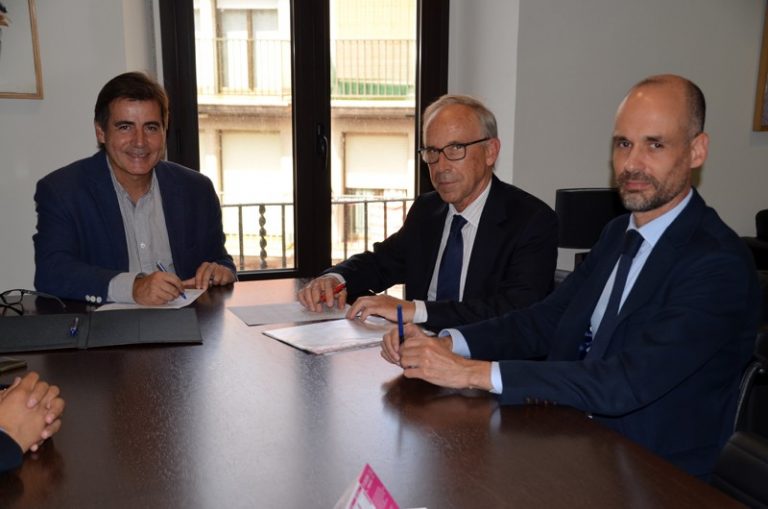 Treballadors del CET Can Cases duran la jardineria de la Residència Sant Joan de Déu