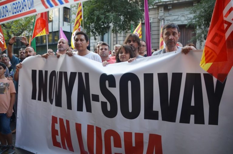 El consistori dóna suport als treballadors de Inovyn Solvay en una concentració a Barcelona