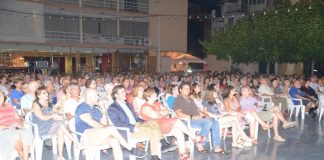 Prop de 500 persones veuen l’òpera ‘La Traviata’ des de la pista-jardí del Progrés
