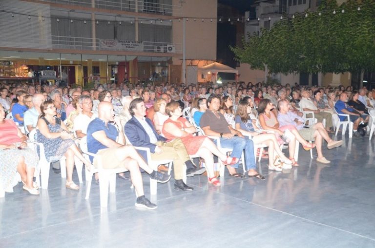 Prop de 500 persones veuen l’òpera ‘La Traviata’ des de la pista-jardí del Progrés