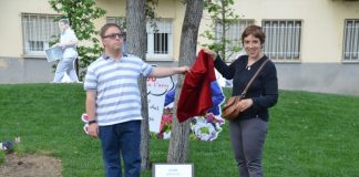 Agraïment a la tasca de Can Serra i Can Cases amb la plantada de l’arbre urbà 12.000