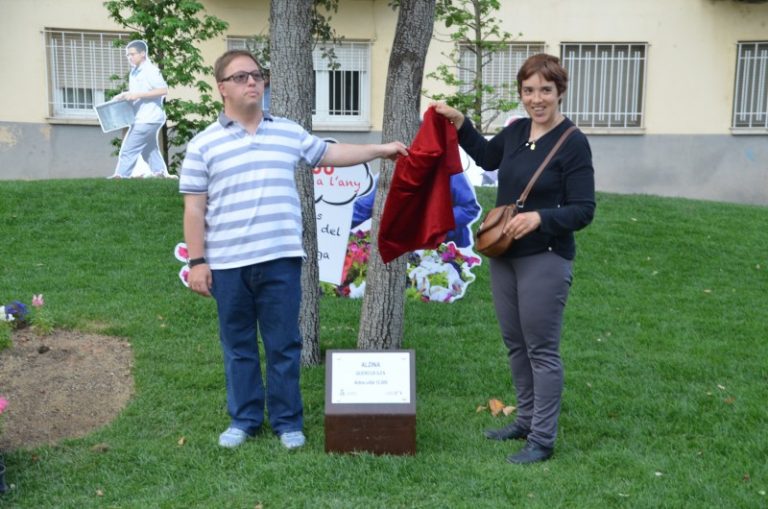 Agraïment a la tasca de Can Serra i Can Cases amb la plantada de l’arbre urbà 12.000