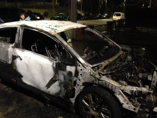 Crema un vehicle per causes desconegudes aquesta nit a l’Avinguda de Pau Claris