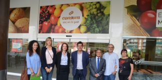 L’alcalde Xavier Fonollosa fa una visita al nou establiment de Consum a la plaça del Vi