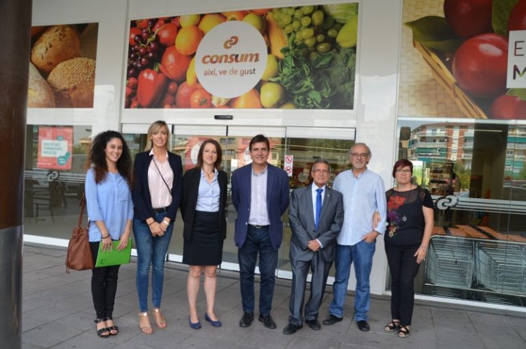 L’alcalde Xavier Fonollosa fa una visita al nou establiment de Consum a la plaça del Vi
