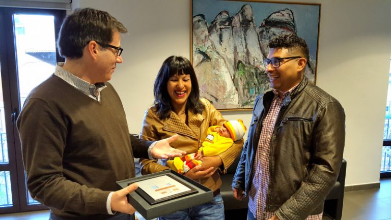L’alcalde Fonollosa entrega una placa commemorativa als pares del primer martorellenc de l’any
