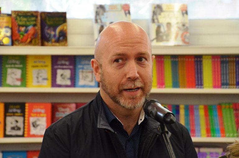 Sergi Corral: “Escriptors mediàtics, autors locals i activitats familiars per celebrar un Sant Jordi ben potent”