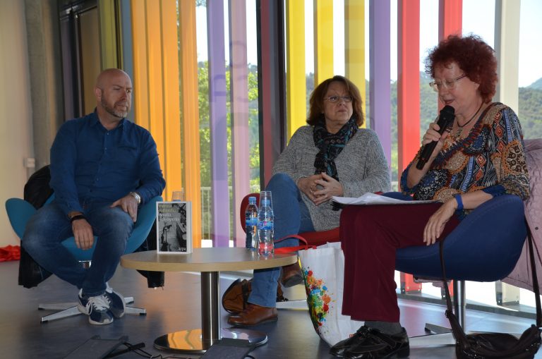 Patricia Gabancho ha presentat a la Biblioteca el seu darrer assaig ‘Amalia i els esperits’