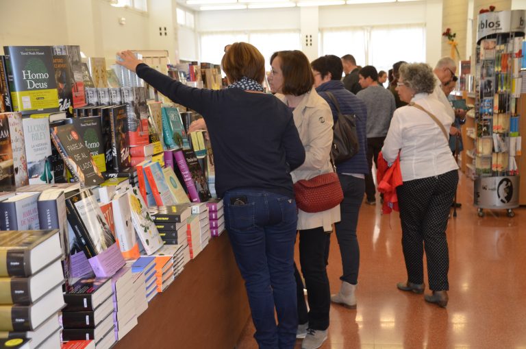 Sant Jordi fa bategar l’entorn del Centre Cultural en una jornada radiant i multitudinària