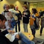 Fira del Llibre. Presentació de Cuina Flexi. Adam Martín signant exemplars