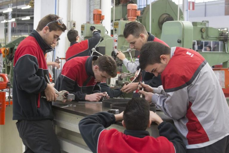 Una setantena de joves podran formar-se a l’Escola d’Aprenents de SEAT el proper curs