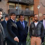 El president Puigdemont saludant als veïns de Buenos Aires.