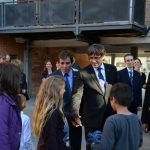 El president Puigdemont saludant els veïns de Buenos Aires