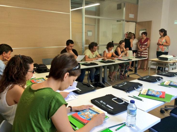 El Servei Local de Català ofereix classes a emprenedors i empreses per millorar els recursos lingüístics