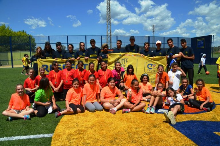 140 nens i nenes de Martorell participen a la primera jornada escolar del Cruyff Court