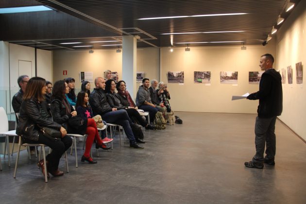 'Enviant armes, rebent refugiats'
